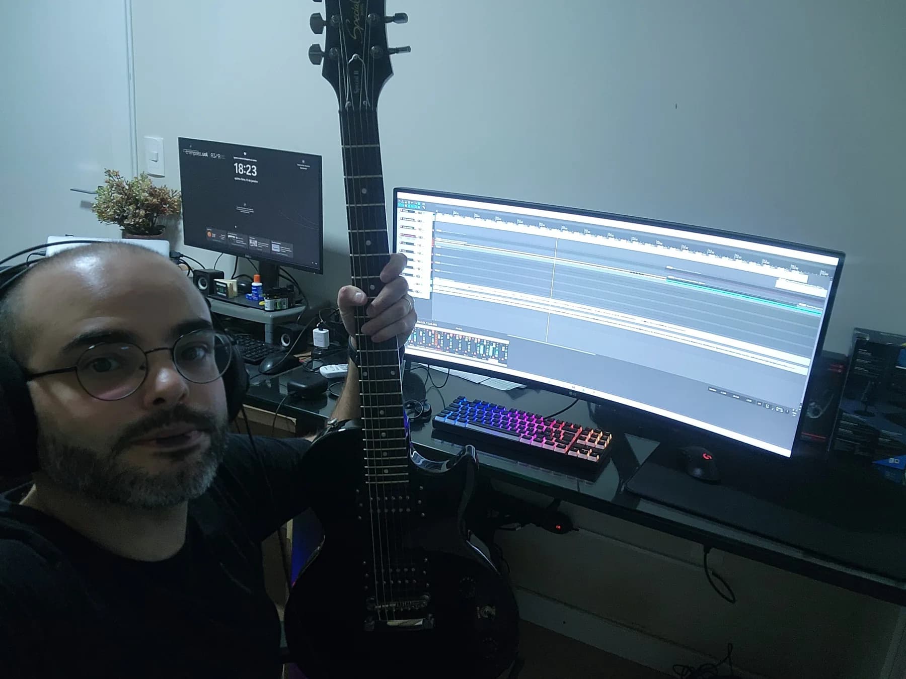 Rodrigo com a guitarra no estúdio de gravação