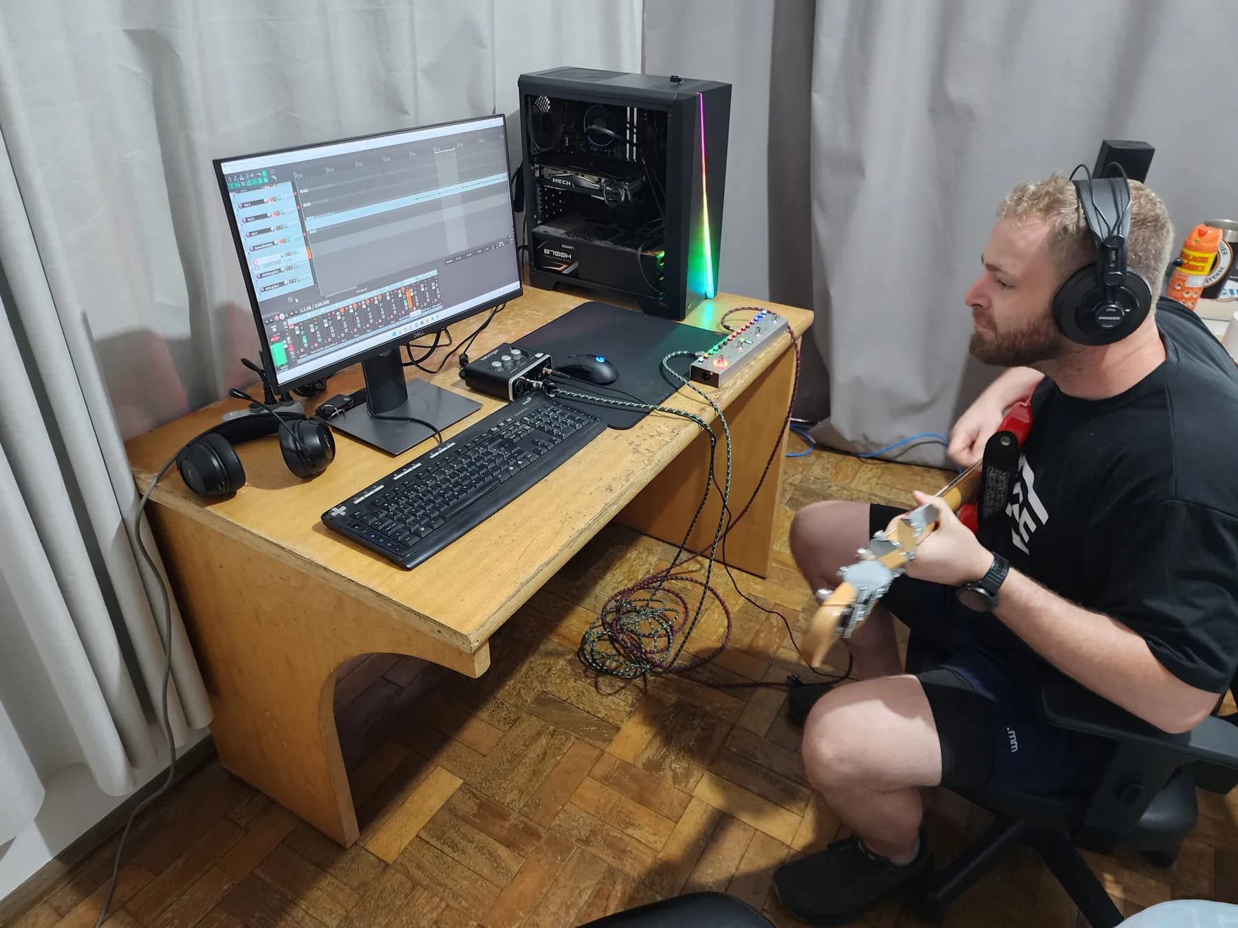 Guto Gheno gravando baixo no estúdio
