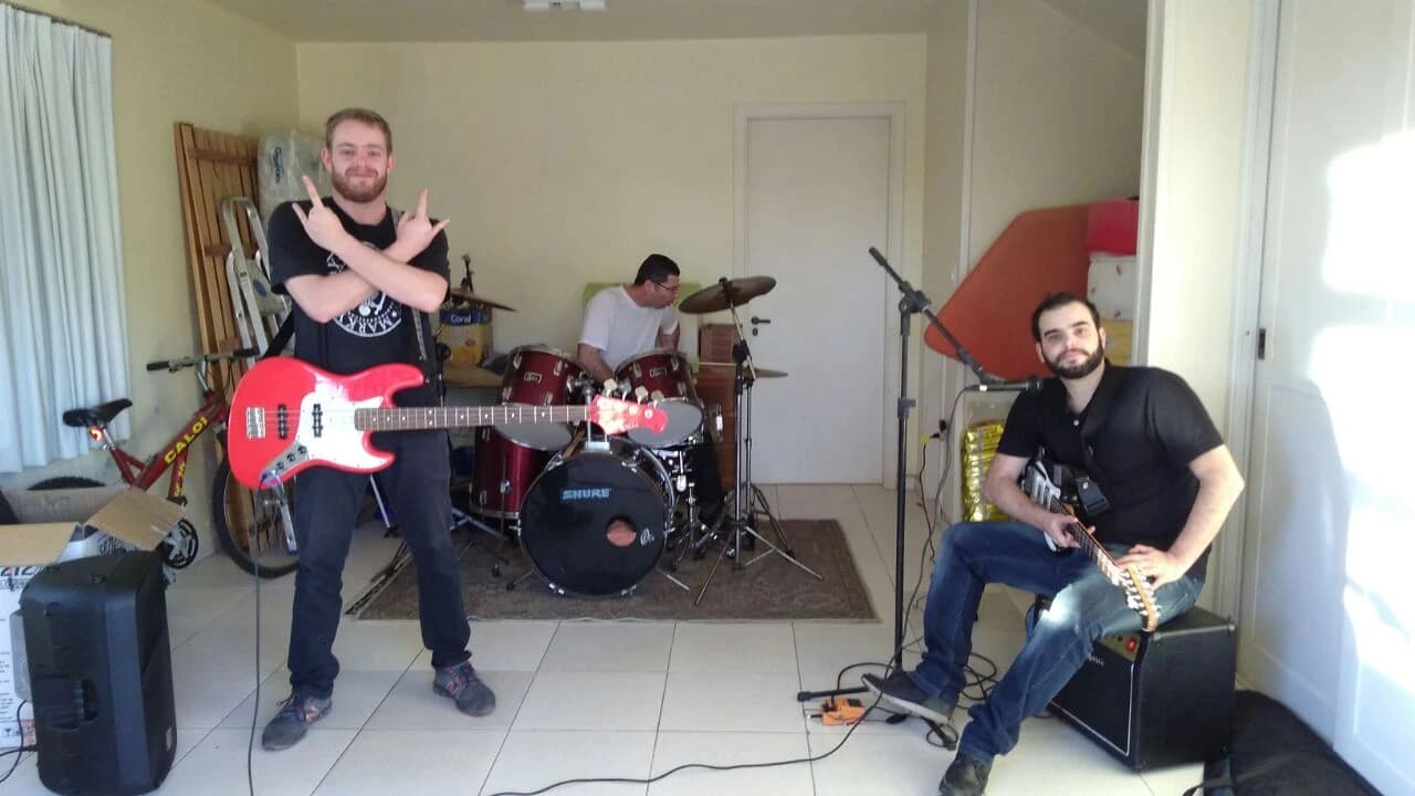 Lixo Tóxico em ensaio na sala, banda completa