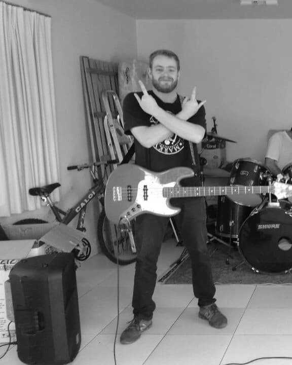 Guto Gheno — Baixo da banda Lixo Tóxico